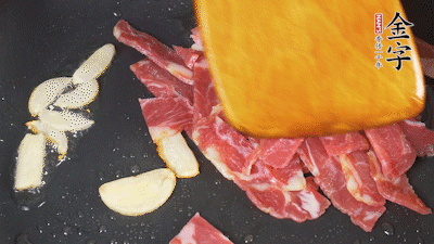 意面按照包裝時(shí)間煮熟過涼水，金字淡火腿切成小片。