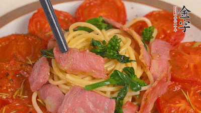 加菜花翻炒1分鐘后加意面，翻炒1分鐘后用少許鹽、黑胡椒調(diào)味即可。