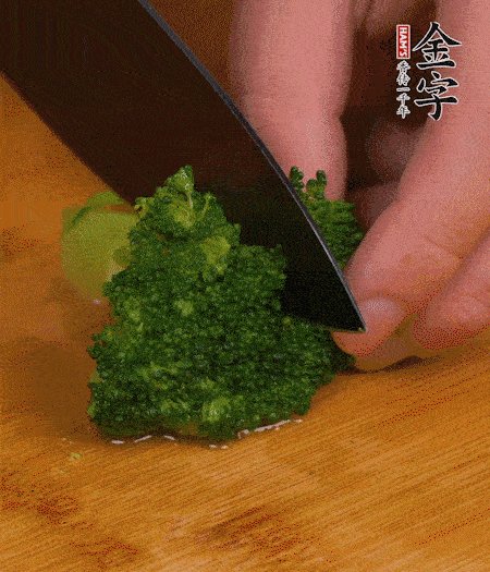 西蘭花用淡鹽水浸泡十幾分鐘后過開水焯燙熟后撈出。