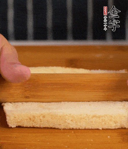 吐司切去四邊，搟??；烤腸竹簽穿過。