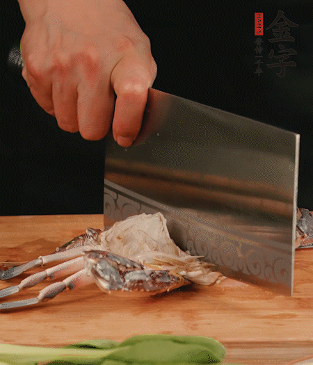 蟹殼拆開，去掉蟹肺、蟹心、蟹腮，切成4小塊。