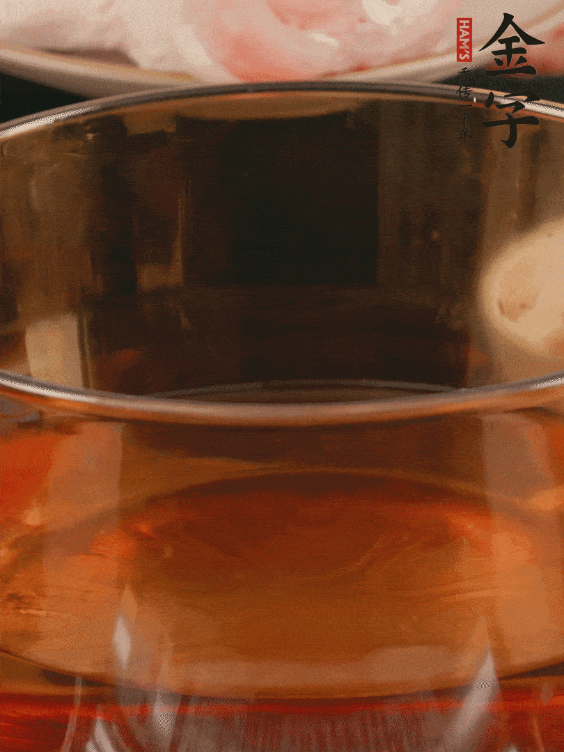 雞腿冷水入鍋，加姜片料酒焯水，撈出溫水洗凈。