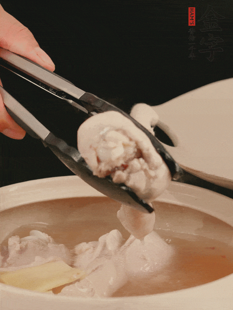 雞腿放入砂鍋，加姜片、料酒、清水，中火燉煮20分鐘撈出。