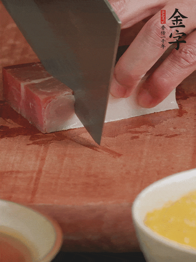 金字火腿去皮，切成大塊。