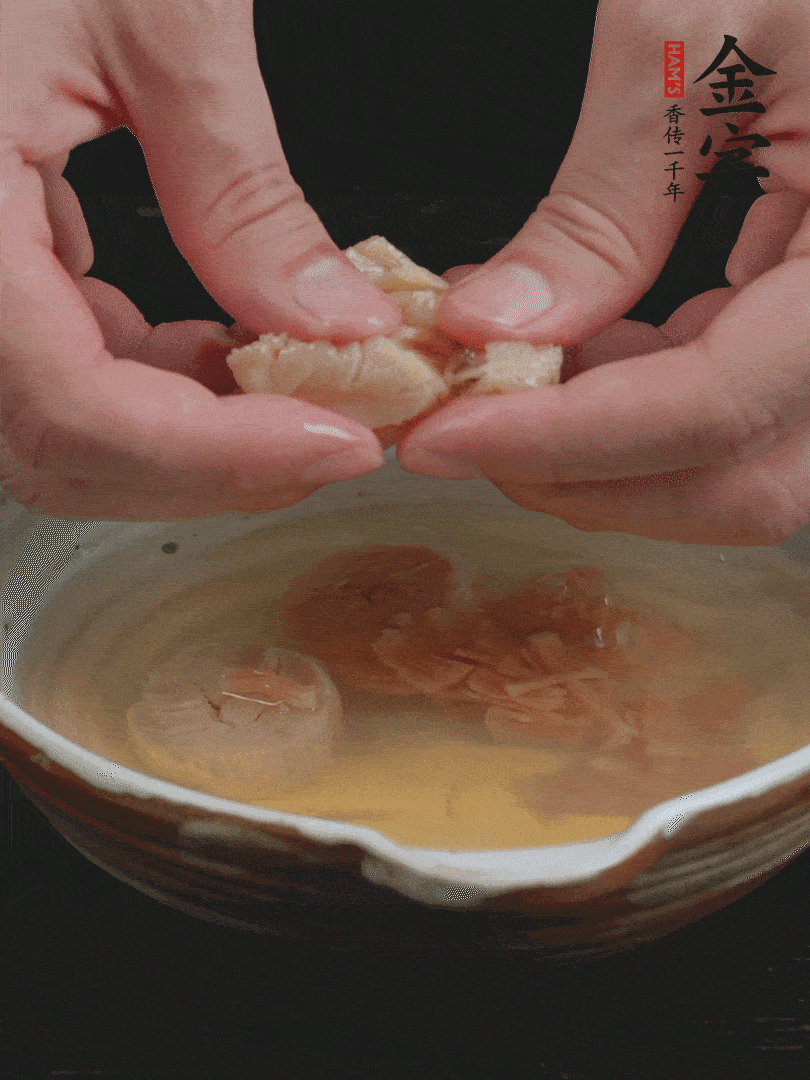 元貝溫水泡發(fā)，拆成細(xì)絲。