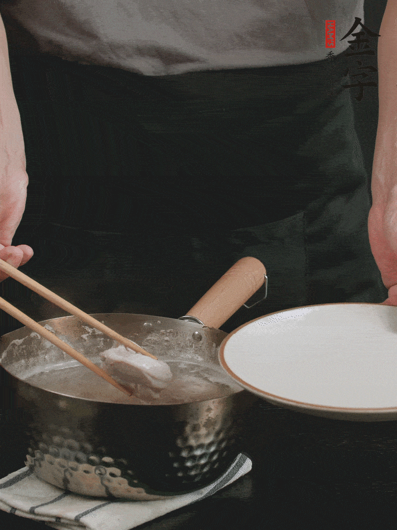 雞塊冷水下鍋，加姜片、料酒焯水，撈出洗凈備用。