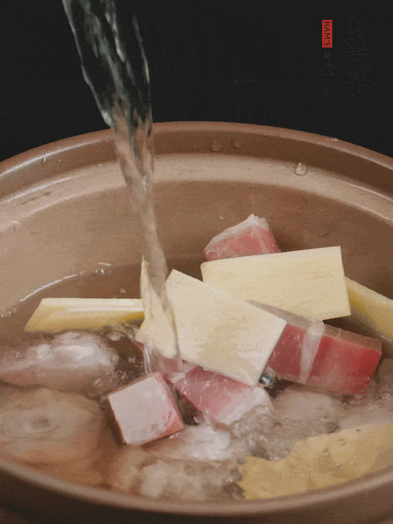 雞塊、火腿、姜片加適量料酒、清水燉80分鐘。