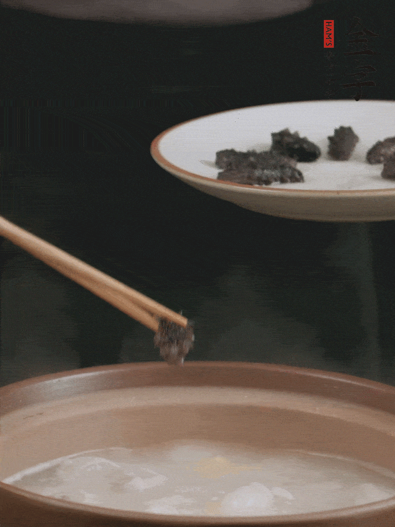 期間雞湯燉到80分鐘時(shí)，加小海參再燉10分鐘。