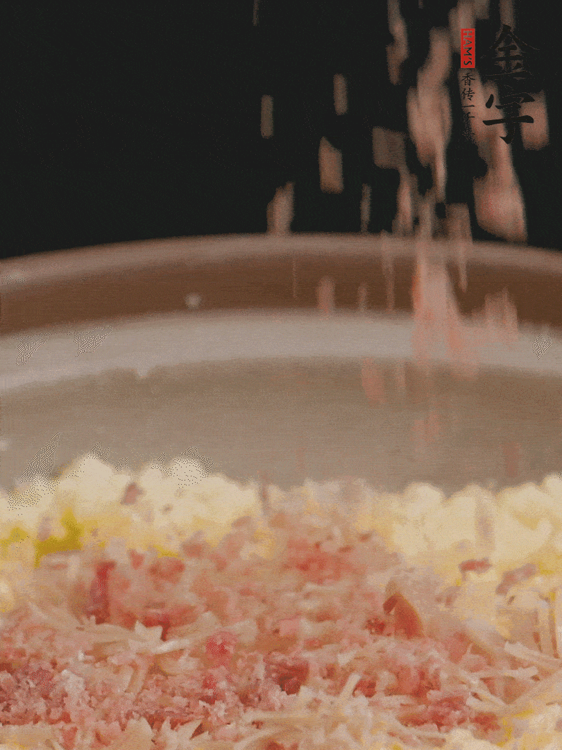 加雞湯沒過，放干貝絲、火腿末、小海參。