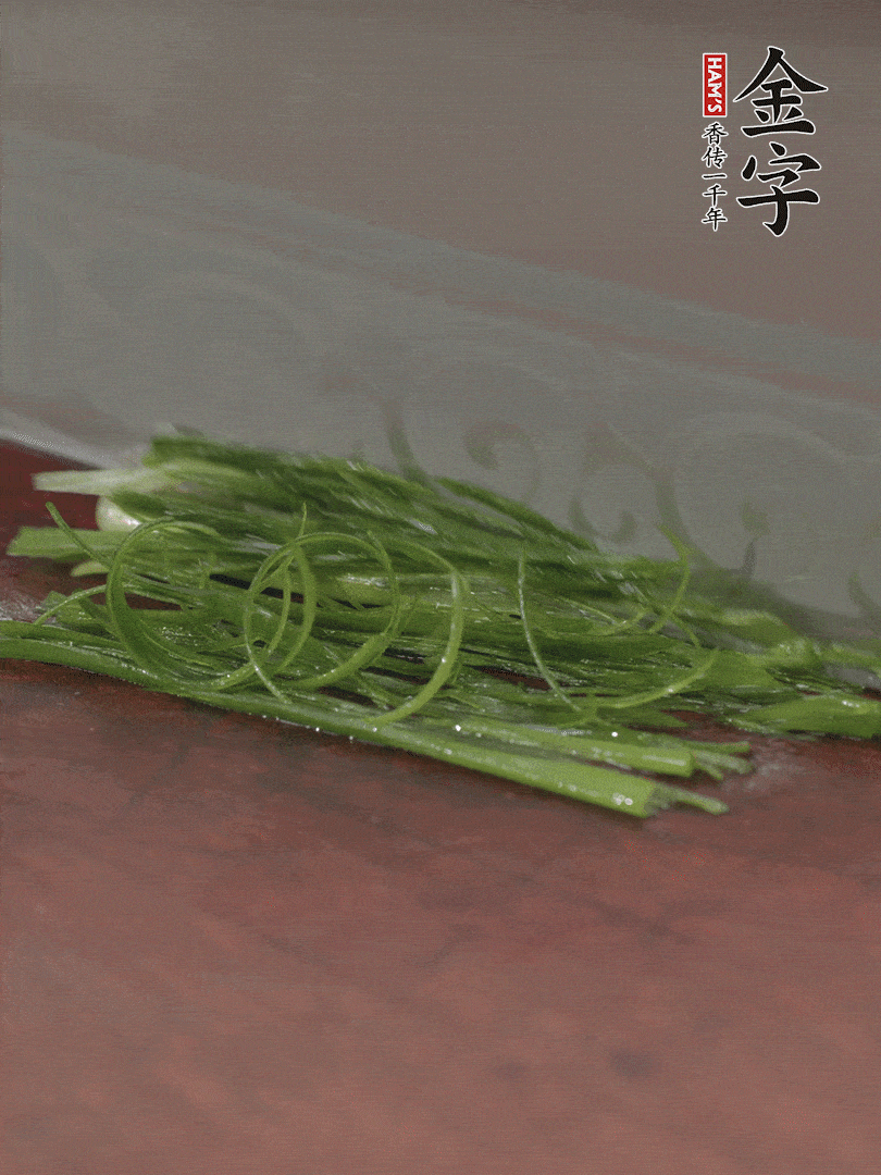 生姜切薄片，紅椒切細(xì)絲，小蔥蔥綠切細(xì)絲，泡入冰水中保持新鮮。