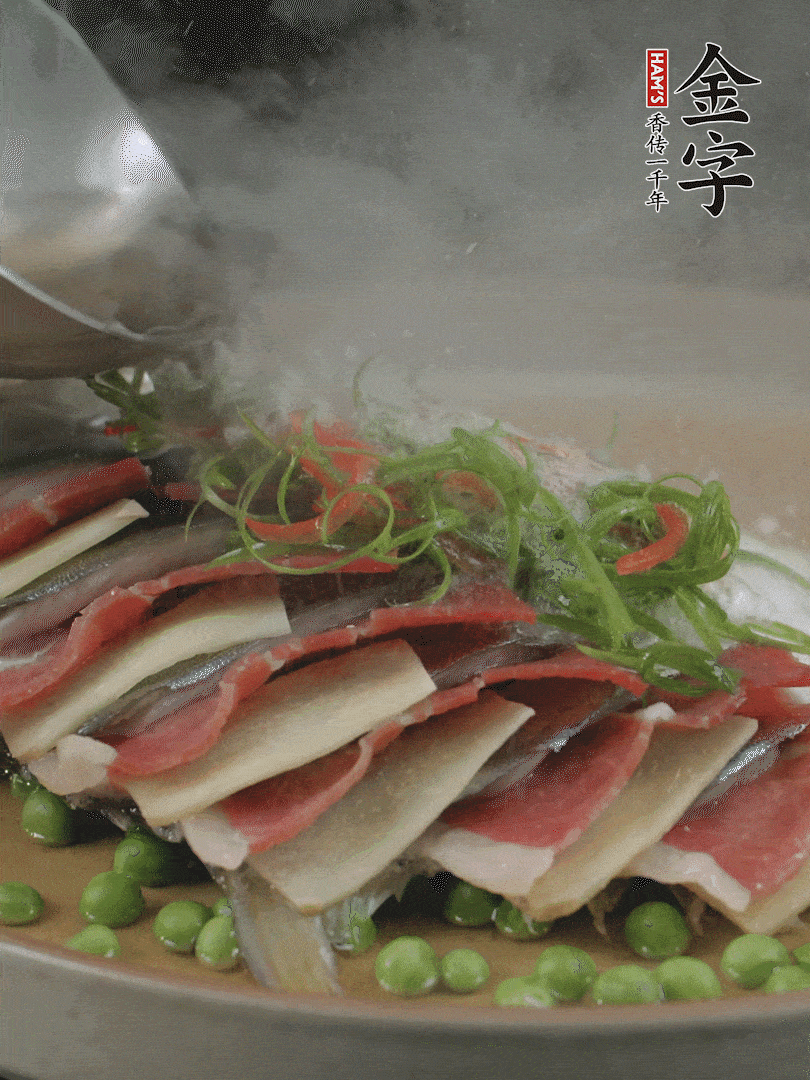 表面放上蔥絲、紅椒絲，淋上熱油。