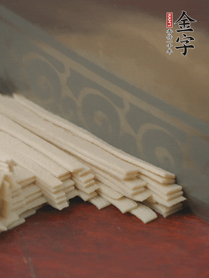 燉火腿期間，千張切細(xì)絲，白蘿卜去皮切細(xì)絲，蒜葉切細(xì)丁。