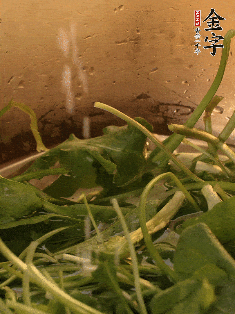 薺菜去掉根部，加小蘇打、鹽熱水沸騰燙軟。