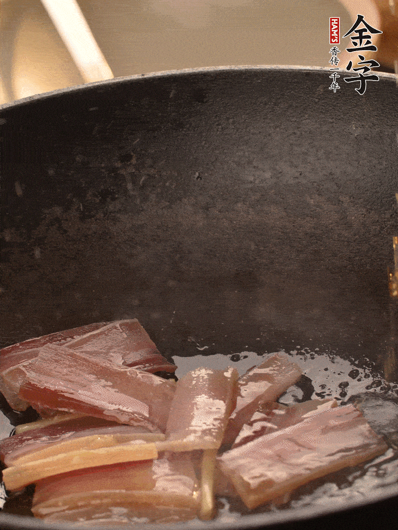 再下春筍繼續(xù)翻炒。