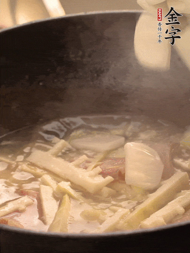 加一點開水后，放年糕燜2分鐘至軟。