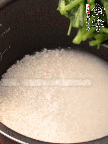 茼蒿、香腸放入浸泡好的大米，水沒(méi)過(guò)大米半指煮熟。