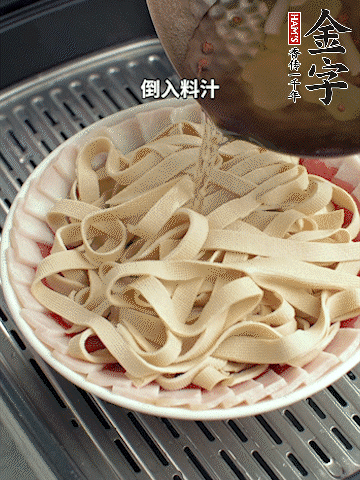 將料汁倒入食材中，改上保鮮膜蒸半小時(shí)。