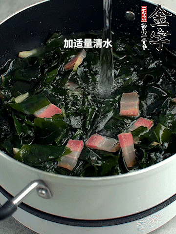 放入泡發(fā)好的裙帶菜翻炒一下，加適量清水燉煮。