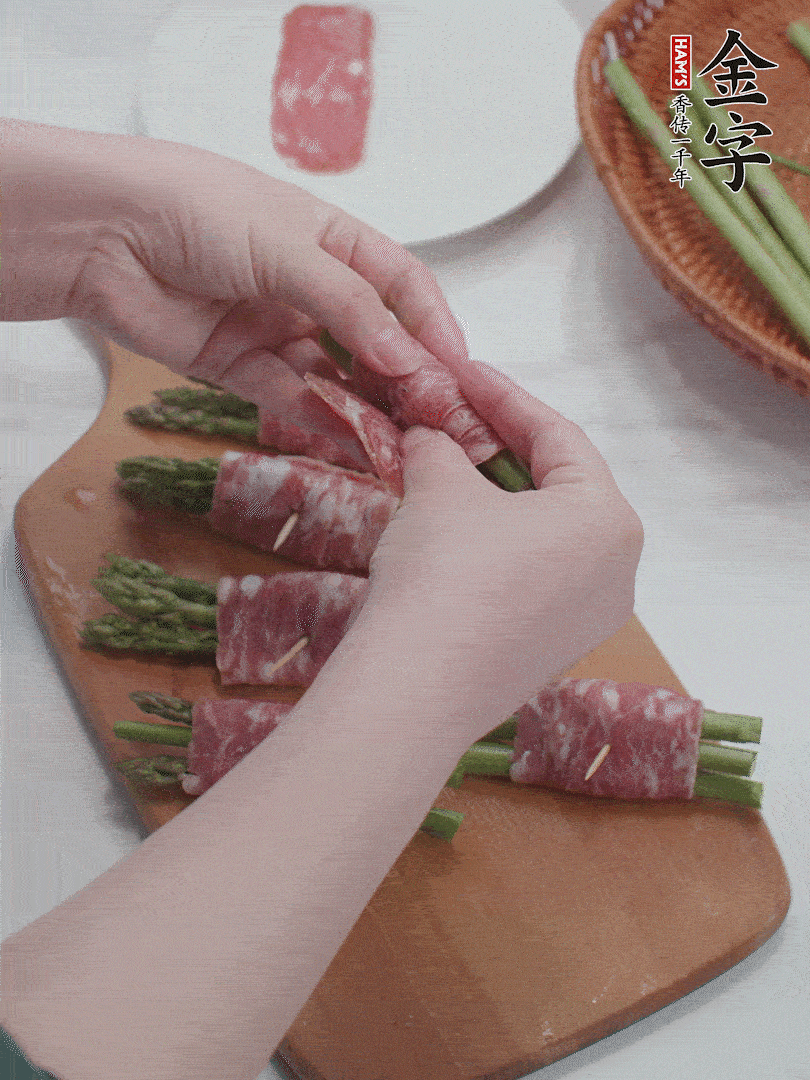 蘆筍切小段，蘆筍段用金字培根火腿卷起。