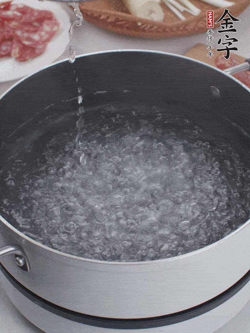 春筍去殼切片，焯水3分鐘。