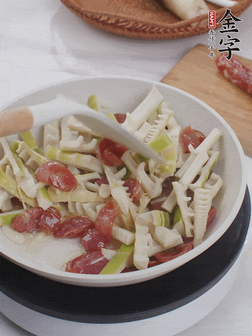 下春筍翻炒均勻，一小撮鹽調(diào)味。