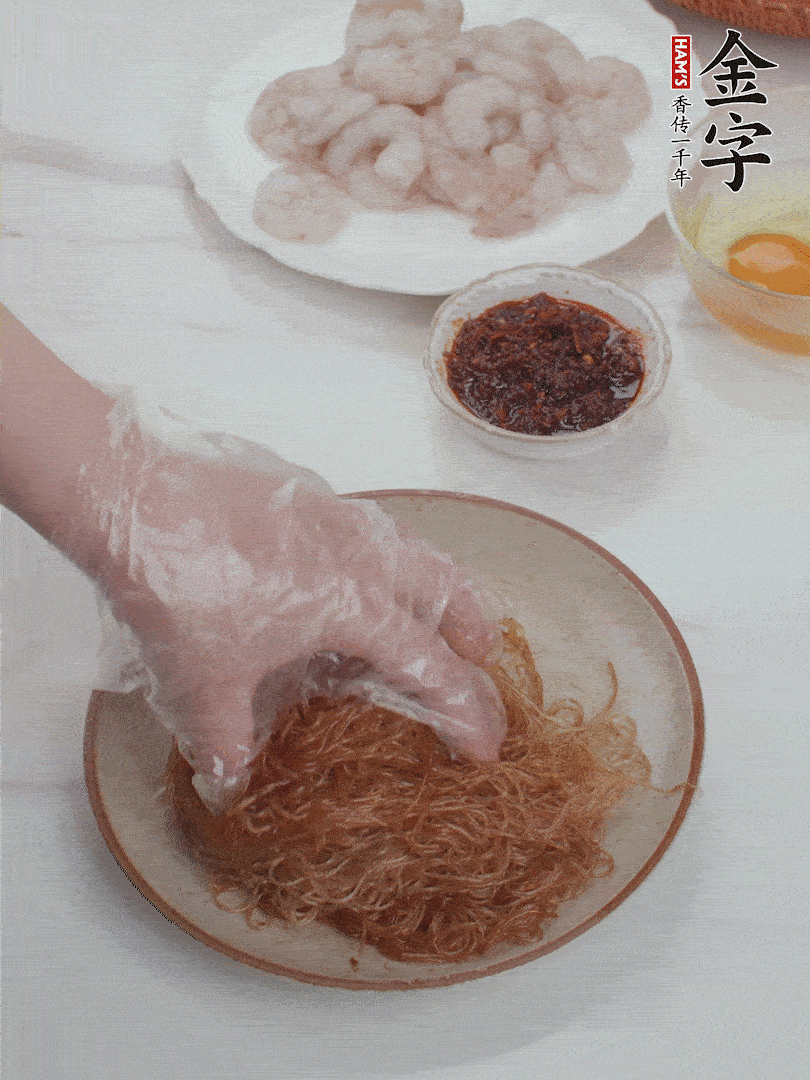 粉絲泡軟后，入沸水煮10秒，撈出后加1/2勺老抽、1/2勺食用油挑松。