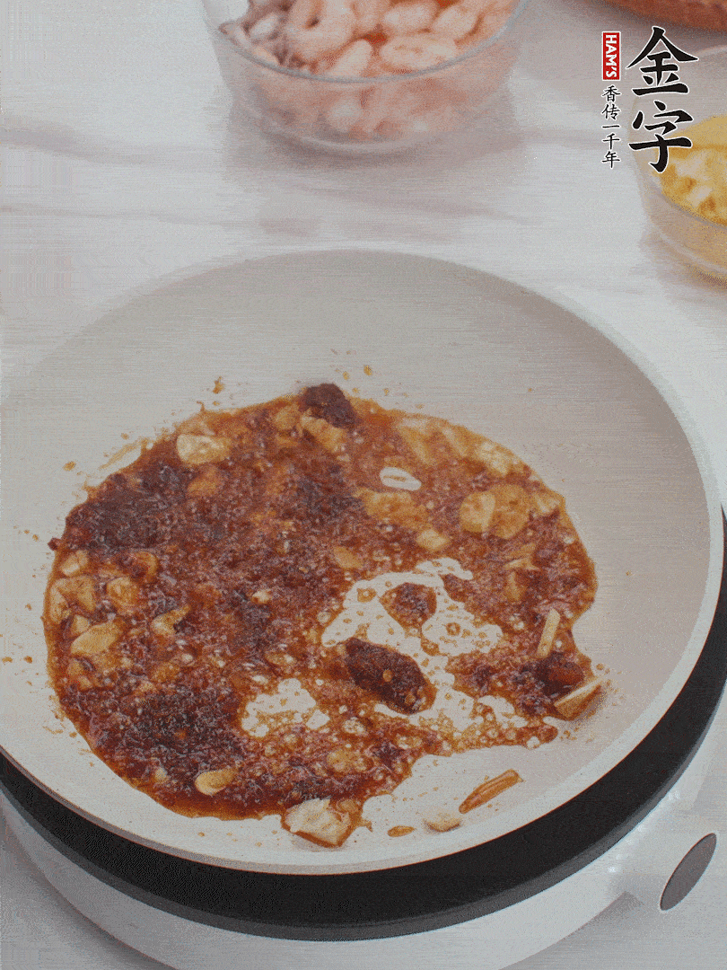 冷鍋熱油，1大勺金字火腿XO醬、蒜末炒香，倒粉絲一起炒。