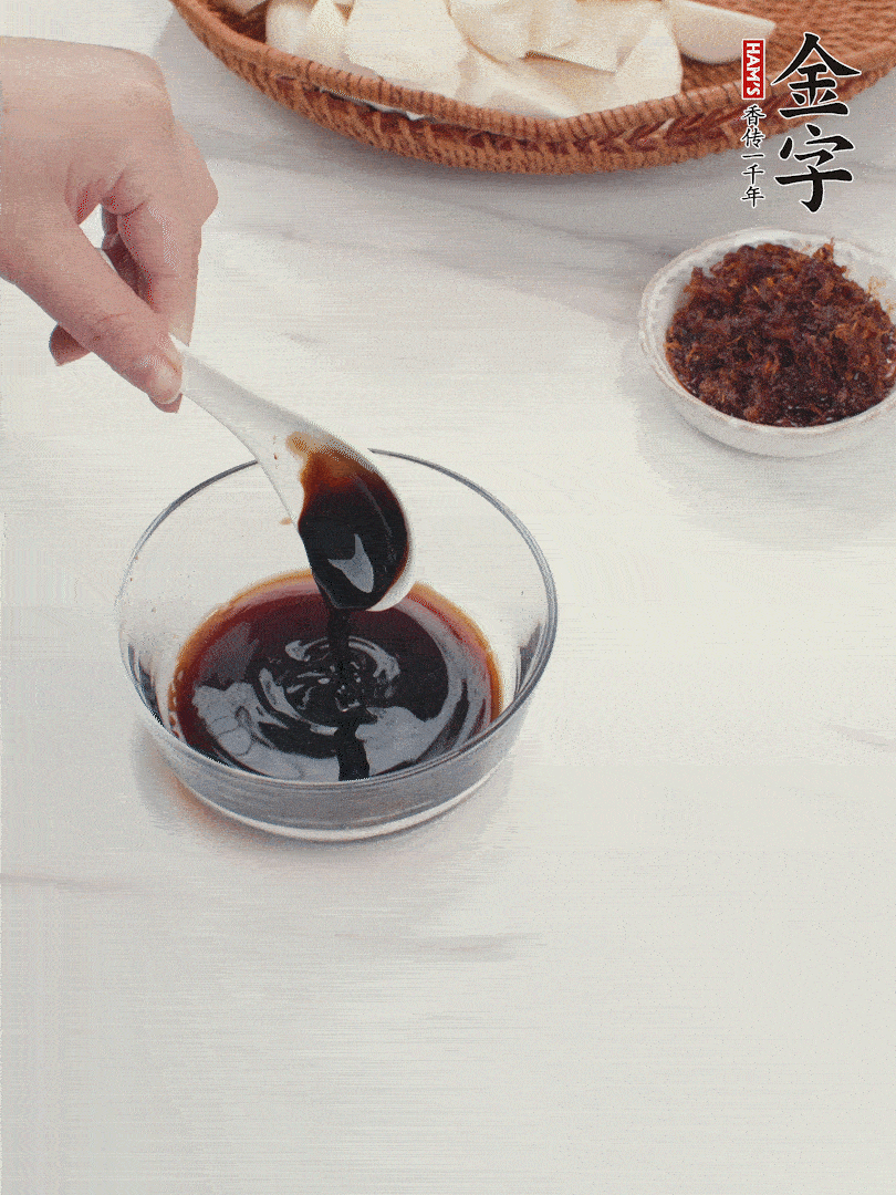 將生抽、老抽、黃酒和白砂糖在小碗里調(diào)成味汁。