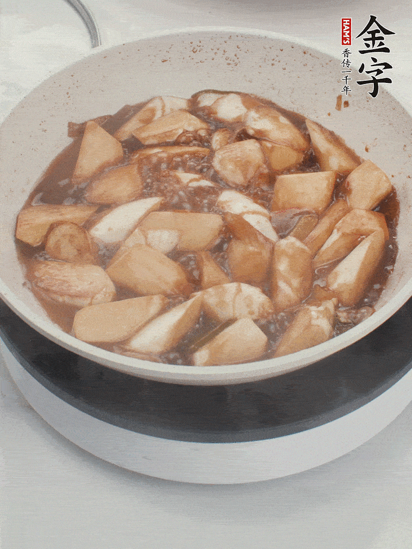 待茭白煸到微微發(fā)黃加入調(diào)好的味汁翻炒。加一小碗清水蓋蓋子燜3-4分鐘。