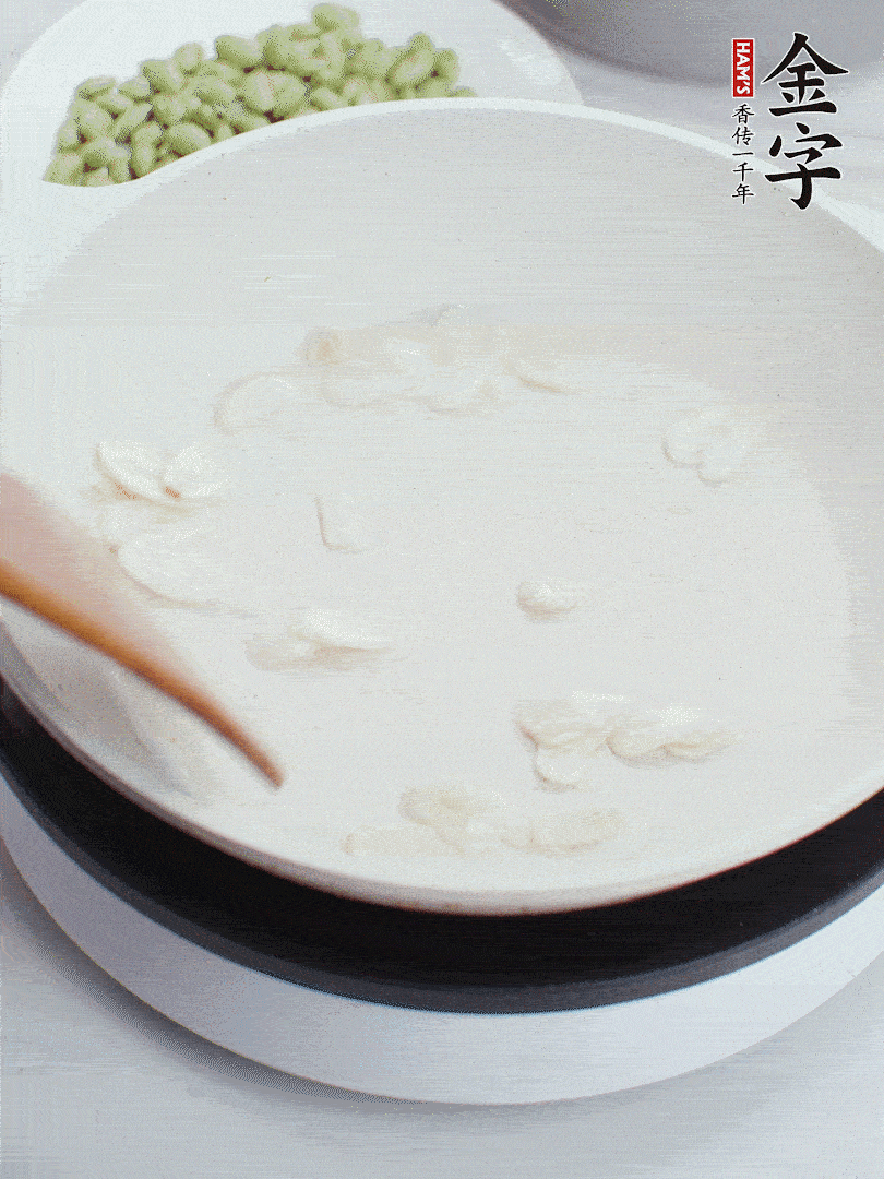 金字淡咸肉煮15分鐘，撈出切片。油5成熱時，蒜末、咸肉爆香。