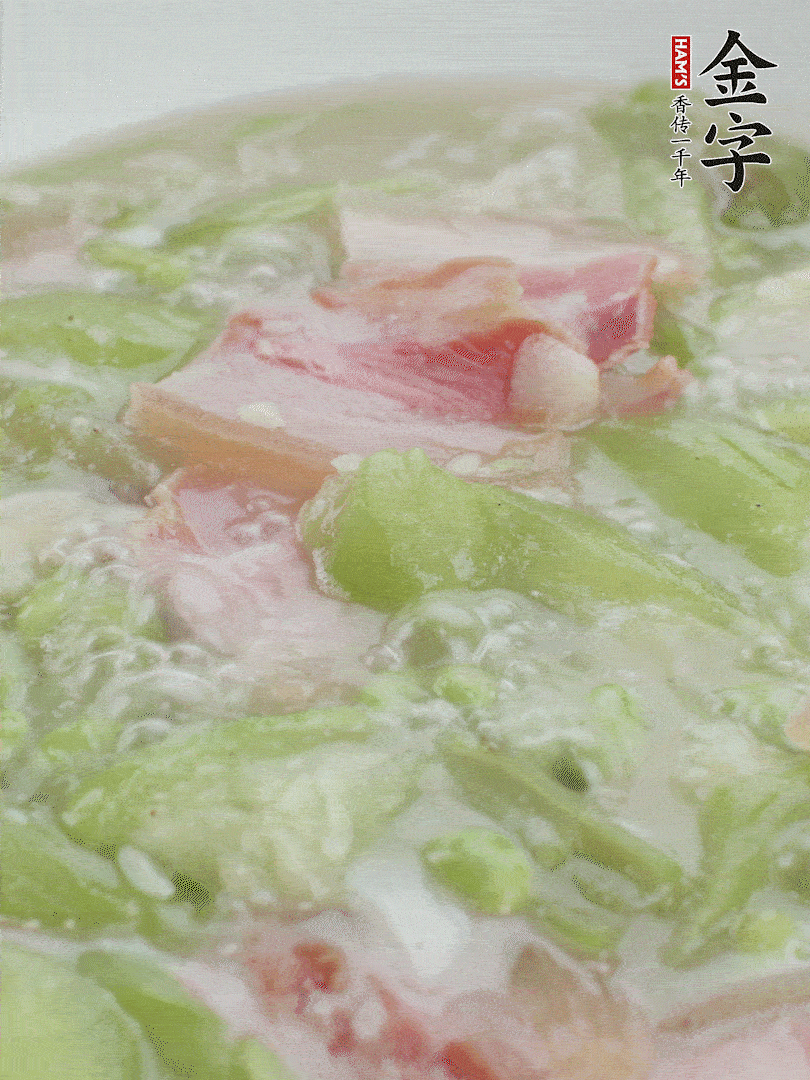 加一點熱水、白胡椒粉、雞精翻炒1分鐘。