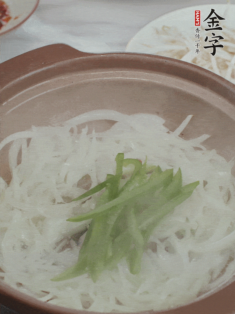 放烏冬面、青紅椒、豆芽。