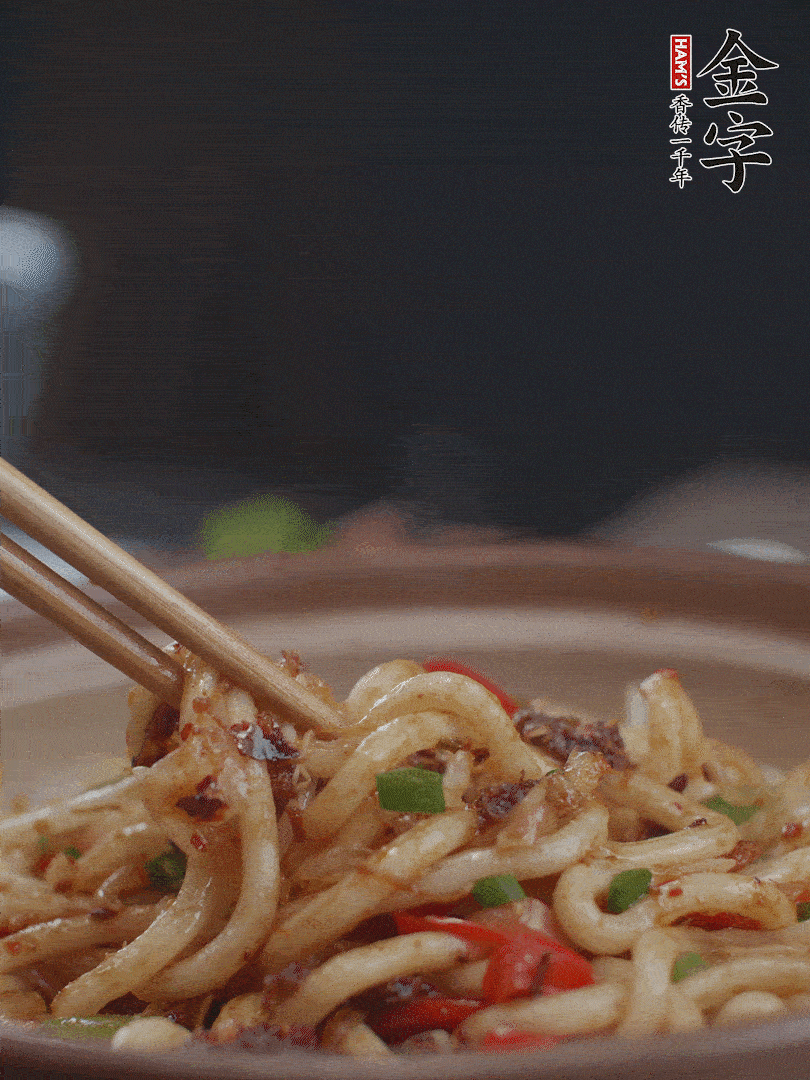 一小撮鹽調(diào)味。最后可以點綴香蔥段。