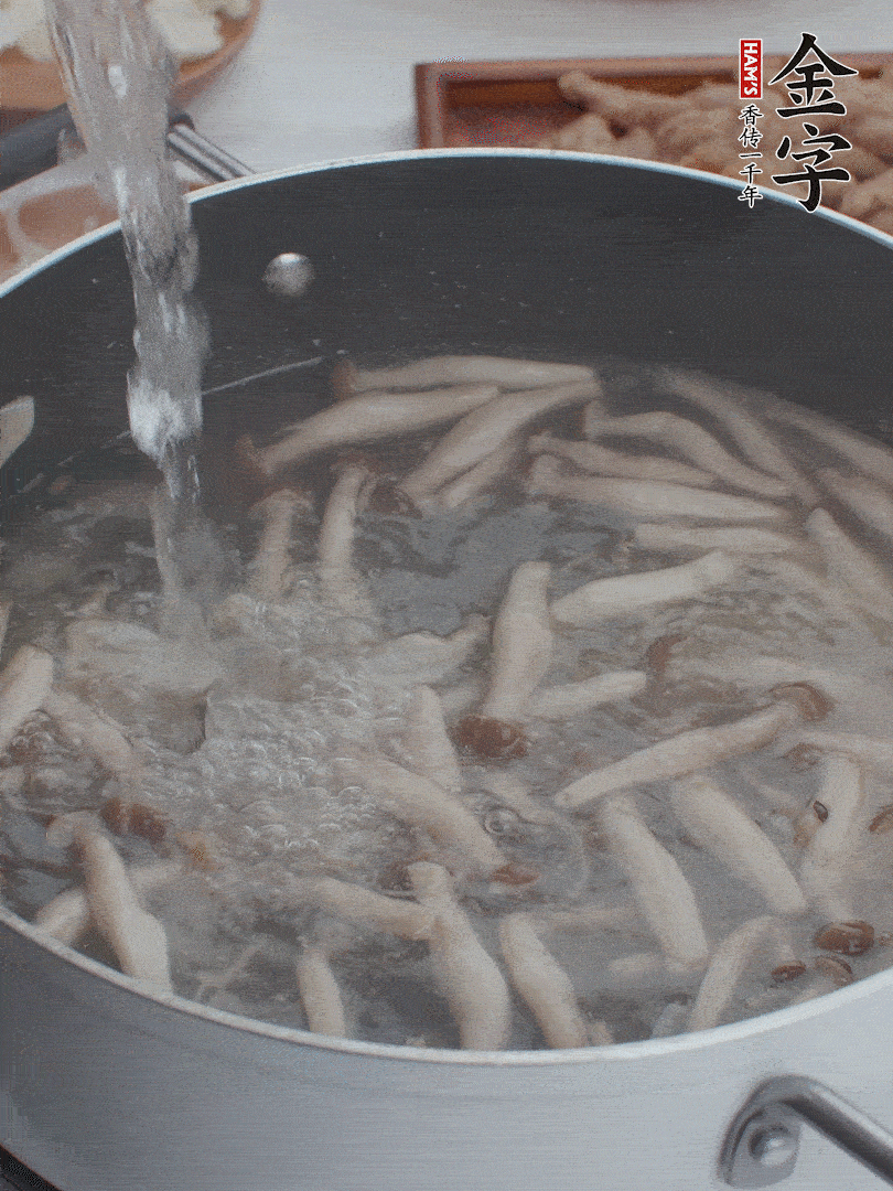 油熱爆香大蔥、蒜末，下蟹味菇炒軟，放清水。