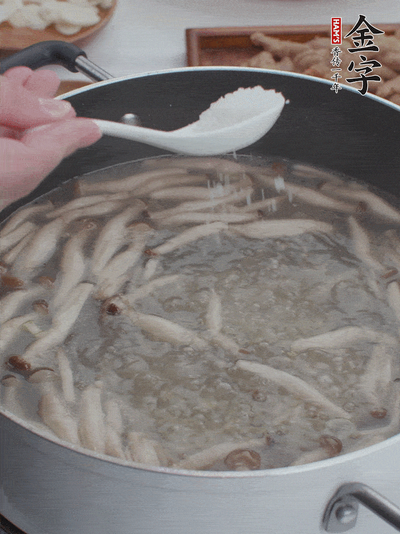 1勺鹽、一點(diǎn)胡椒粉調(diào)味。