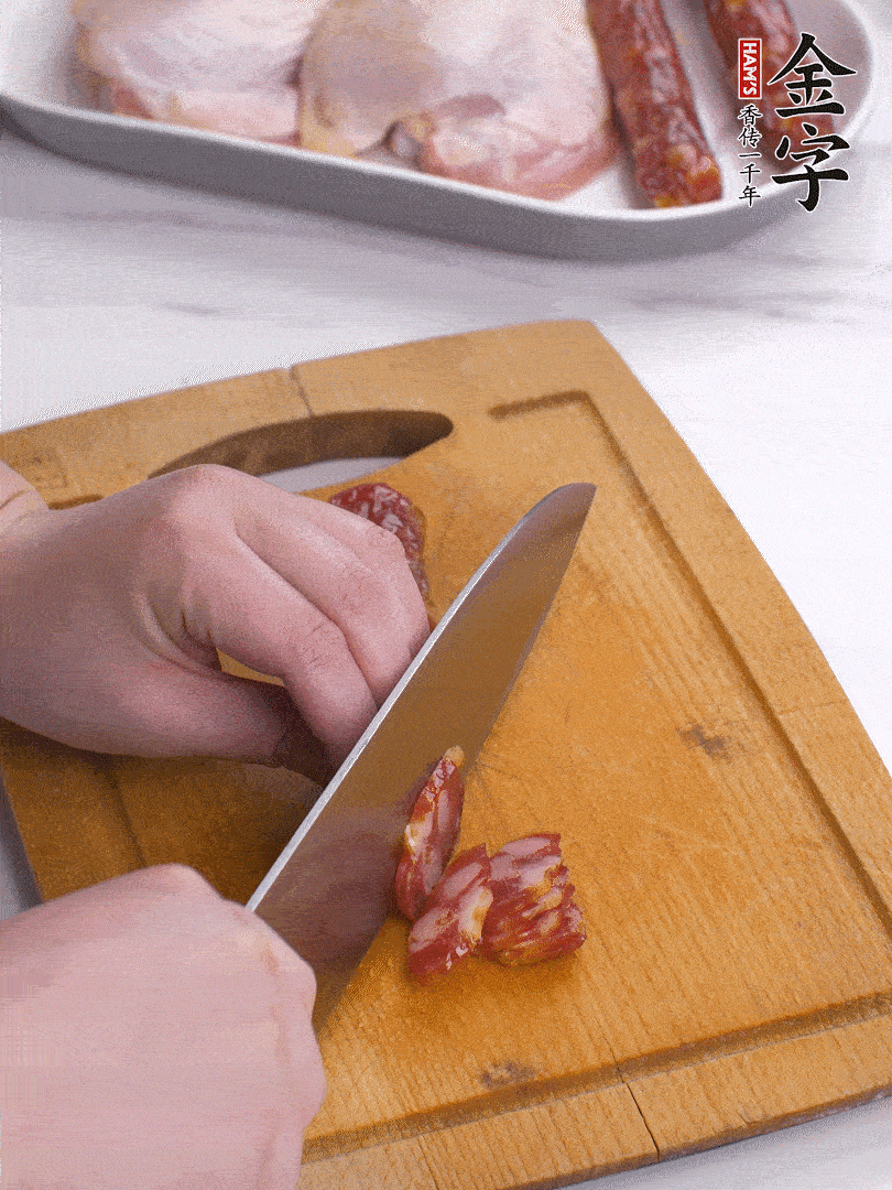 雞大腿去皮去骨切成塊，金字香腸切片，干香菇泡發(fā)切片，小蔥切蔥花。