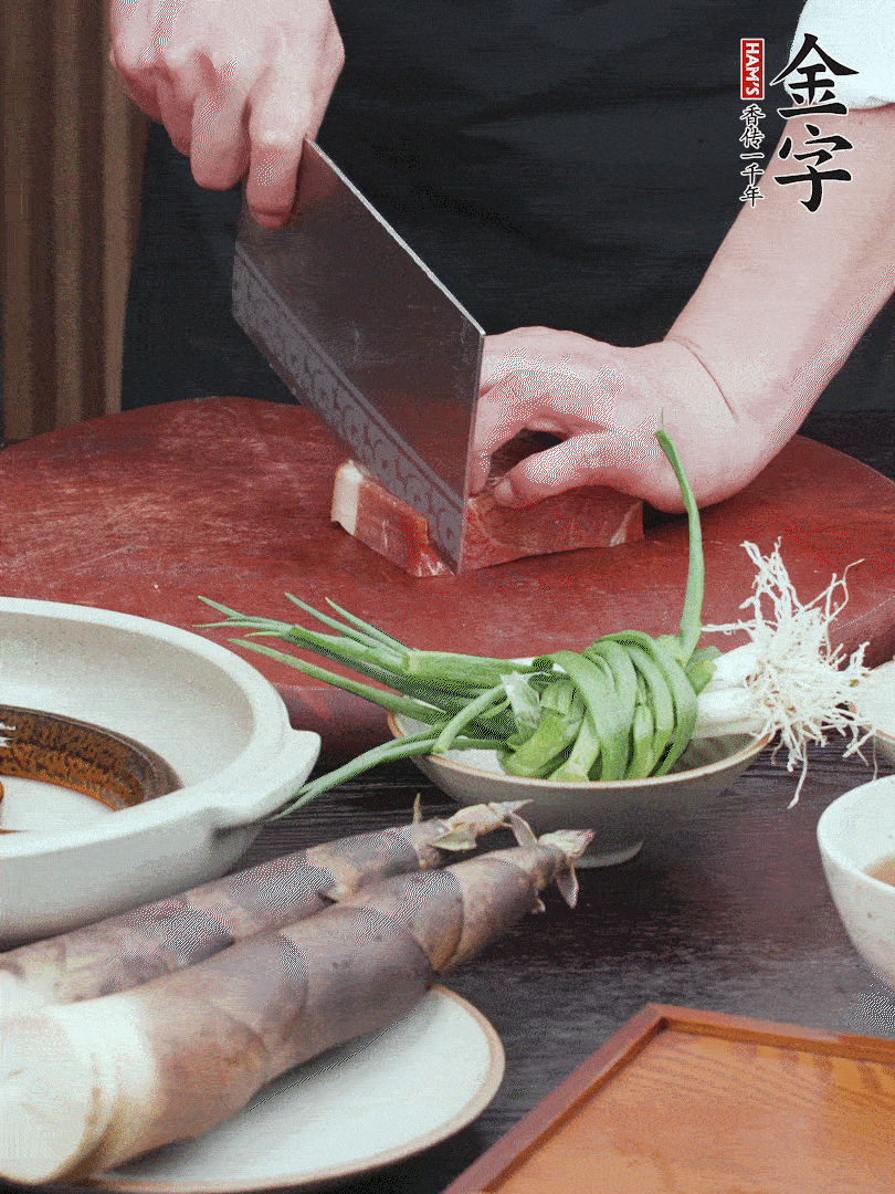 金字火腿切片；姜切片。