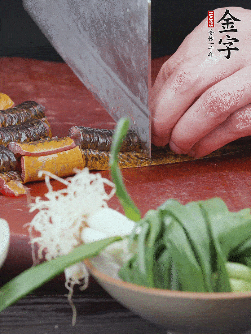 黃鱔去內(nèi)臟洗凈，切花刀斬段。沸水下鍋，加黃酒焯水去血沫。