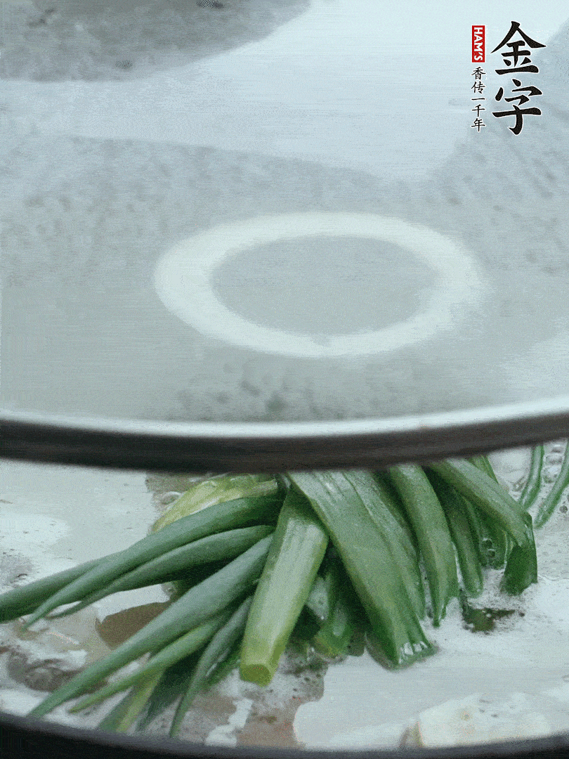 加蔥結(jié)去腥，大火開后中火燒20分鐘。