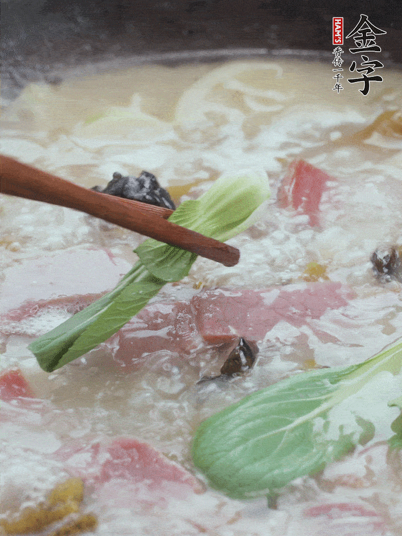 撈出蔥結(jié)，小菜心點(diǎn)綴。