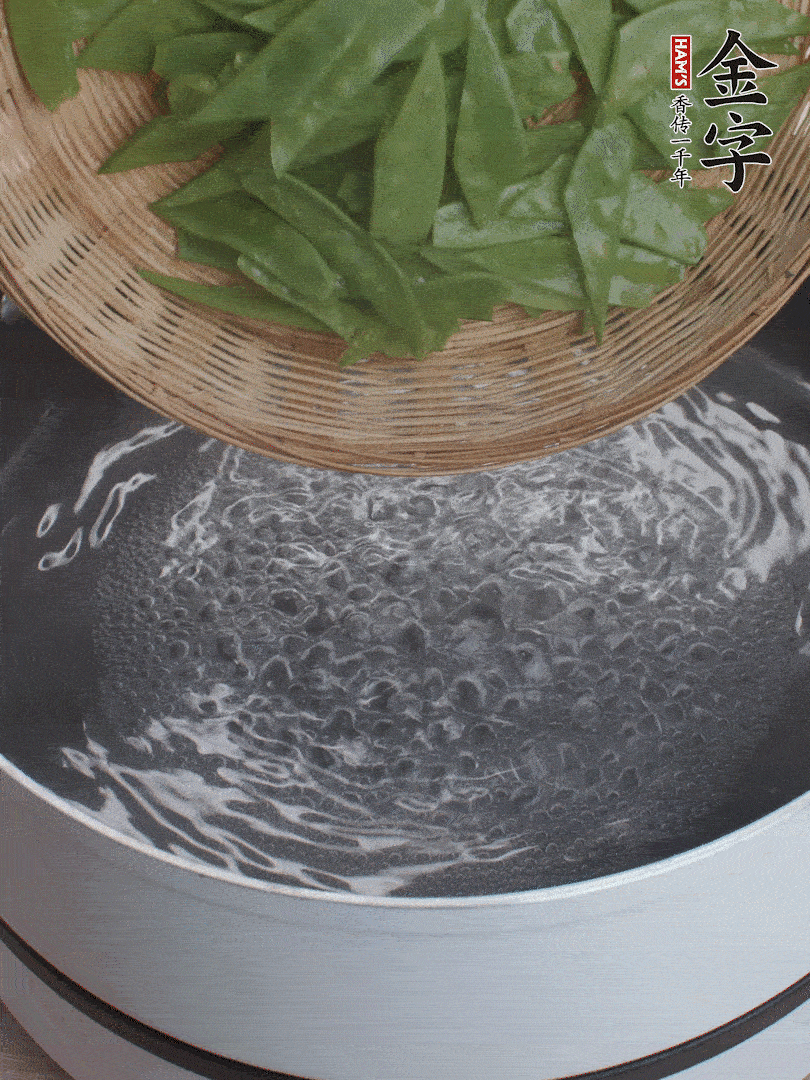 甜豆莢撕掉老筋，斜切兩半，焯水1分鐘。