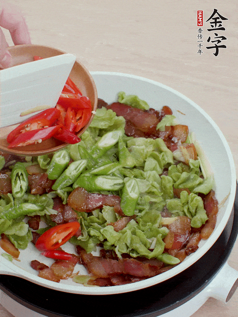 放萵筍干、青紅椒圈爆炒1分鐘。