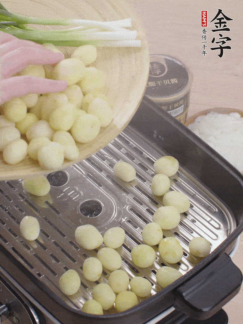 去皮小土豆蒸熟。