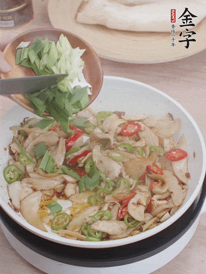 淋少許料酒、最后放大蒜葉。