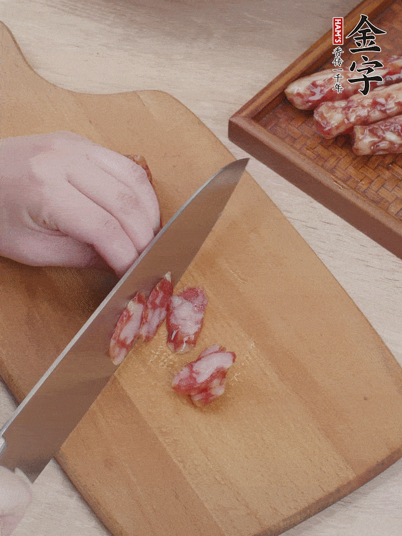 金字香腸斜切片，芹菜切段，小洋蔥切絲，綠菜椒切小塊。