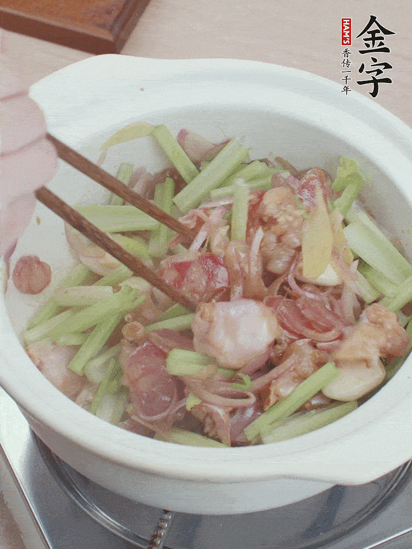 下牛蛙、芹菜、香腸翻炒。