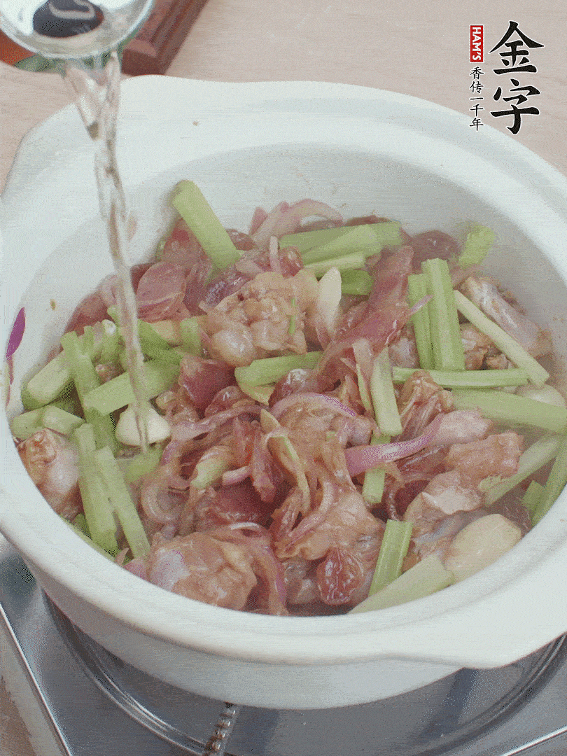 牛蛙變色后，淋點(diǎn)啤酒，加蓋后調(diào)小火燜10分鐘。