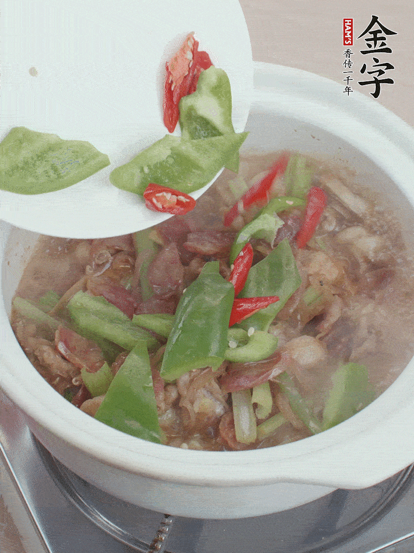 下綠菜椒，翻炒1分鐘。