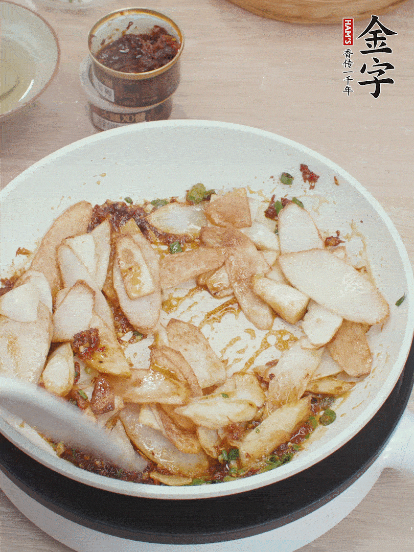 下山藥炒勻，撒蔥花。