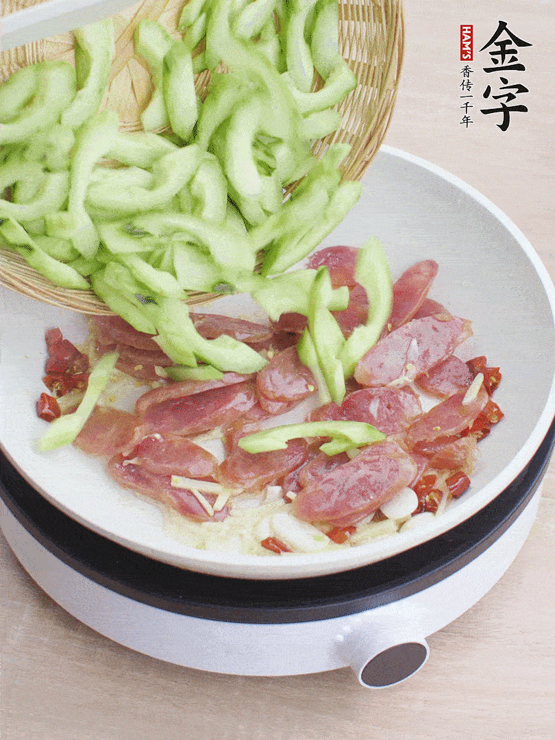 下香腸煸出油脂，放黃瓜翻炒。